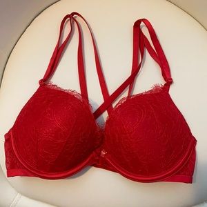Victoria’s Secret bombshell 32 b